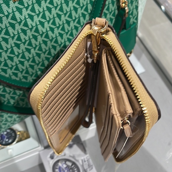 MICHAEL KORS LARGE TRAVEL CONTINENTAL WRISTLET WALLET PHONEHOLDER  
CAMEL - Picture 8 of 16